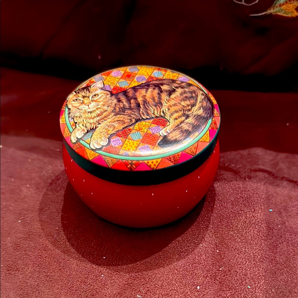 🐈‍⬛ Current cat candle tin